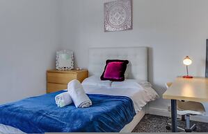 Modern Coventry Stay Sleeps 6