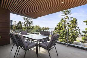 Waterfront Apartment With Stunning Bay Views
