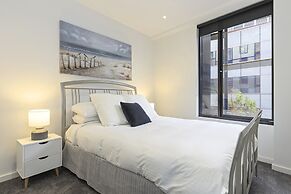 Waterfront Apartment With Stunning Bay Views