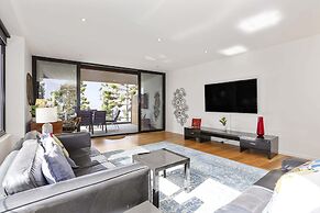 Waterfront Apartment With Stunning Bay Views