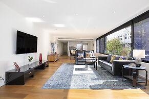 Waterfront Apartment With Stunning Bay Views