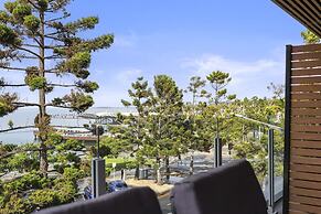 Waterfront Apartment With Stunning Bay Views