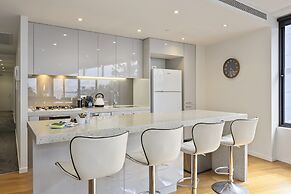 Waterfront Apartment With Stunning Bay Views