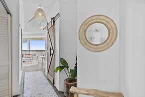 Bright 2 Bed Apartment With Ocean Views