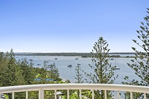 Bright 2 Bed Apartment With Ocean Views