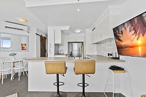 Bright 2 Bed Apartment With Ocean Views