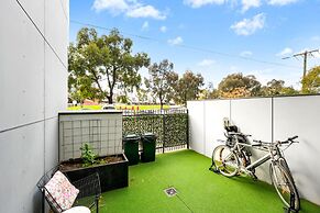 Two Bedroom Retreat Opposite Victoria Park