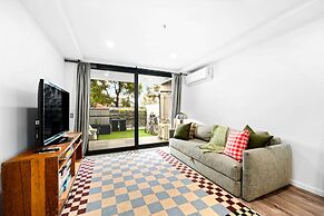 Two Bedroom Retreat Opposite Victoria Park