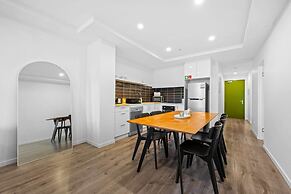 Two Bedroom Retreat Opposite Victoria Park