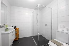 Two Bedroom Retreat Opposite Victoria Park