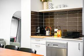 Two Bedroom Retreat Opposite Victoria Park