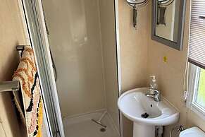 Chalet Sleeps 6 With Lake Views Parking
