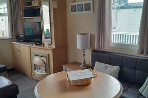 Chalet Sleeps 6 With Lake Views Parking