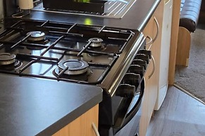 Chalet Sleeps 6 With Lake Views Parking