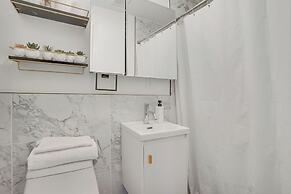 Easy Access to Nyc! Sleek Suburban Apartment