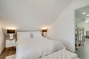 Easy Access to Nyc! Sleek Suburban Apartment