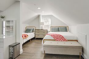 Easy Access to Nyc! Sleek Suburban Apartment