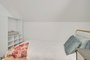 Easy Access to Nyc! Sleek Suburban Apartment