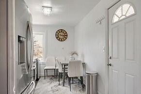 Easy Access to Nyc! Sleek Suburban Apartment