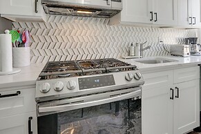 Easy Access to Nyc! Sleek Suburban Apartment