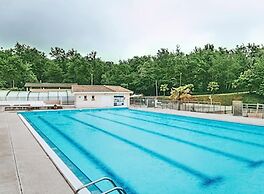 Cottage With Heated Pool in Monclar