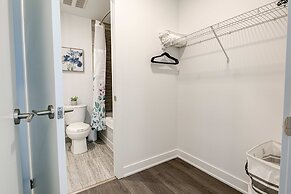Stylish Downtown Suite With Patio City Views