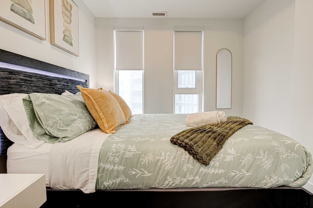 Stylish Downtown Suite With Patio City Views