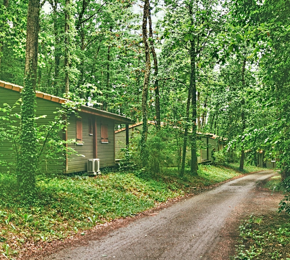 Escape Near Monclar-de-quercy Lake