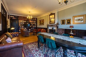 Elegant Castle for 12 Guests