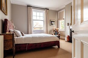 Beautiful 5 Bedroom Home in Evesham