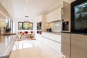 Beautiful 5 Bedroom Home in Evesham