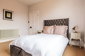Beautiful 5 Bedroom Home in Evesham