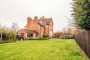 Beautiful 5 Bedroom Home in Evesham
