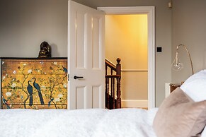 Beautiful 5 Bedroom Home in Evesham