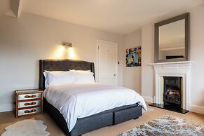 Beautiful 5 Bedroom Home in Evesham