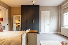 Beautiful 5 Bedroom Home in Evesham