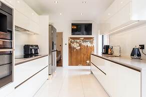 Beautiful 5 Bedroom Home in Evesham