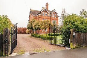 Beautiful 5 Bedroom Home in Evesham