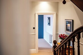 Beautiful 5 Bedroom Home in Evesham