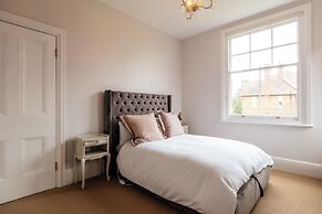 Beautiful 5 Bedroom Home in Evesham