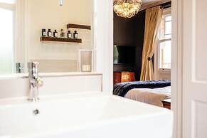 Beautiful 5 Bedroom Home in Evesham