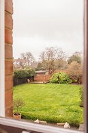 Beautiful 5 Bedroom Home in Evesham