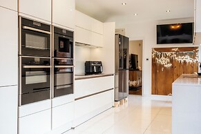 Beautiful 5 Bedroom Home in Evesham