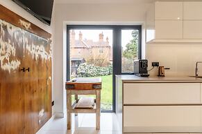 Beautiful 5 Bedroom Home in Evesham