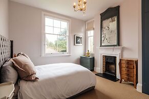 Beautiful 5 Bedroom Home in Evesham