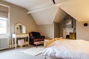 Beautiful 5 Bedroom Home in Evesham