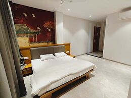 LL Palace