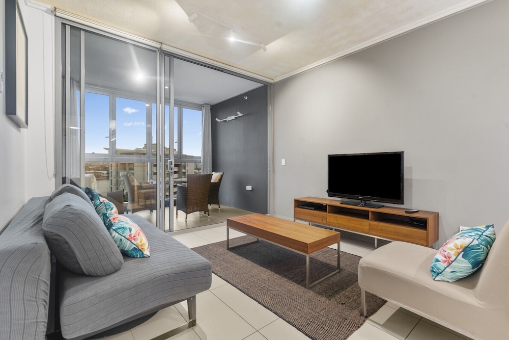 Stylish Apartment With Balcony and Pool