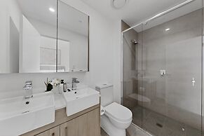 Modern,newly Furnished Apartment With Full Kitchen