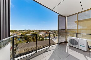 Bright Newly 2 Bed Apartment With Balcony Views